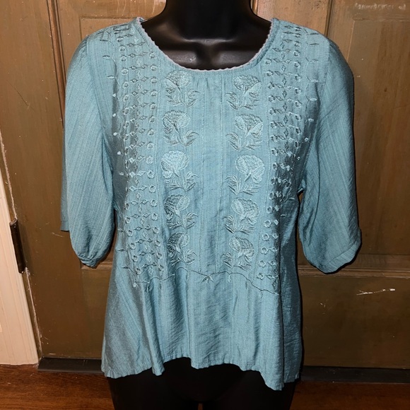 Tops - ⭐️Teal Floral Embroidered Wide Quarter Length Sleeve High Low Top Size S/M